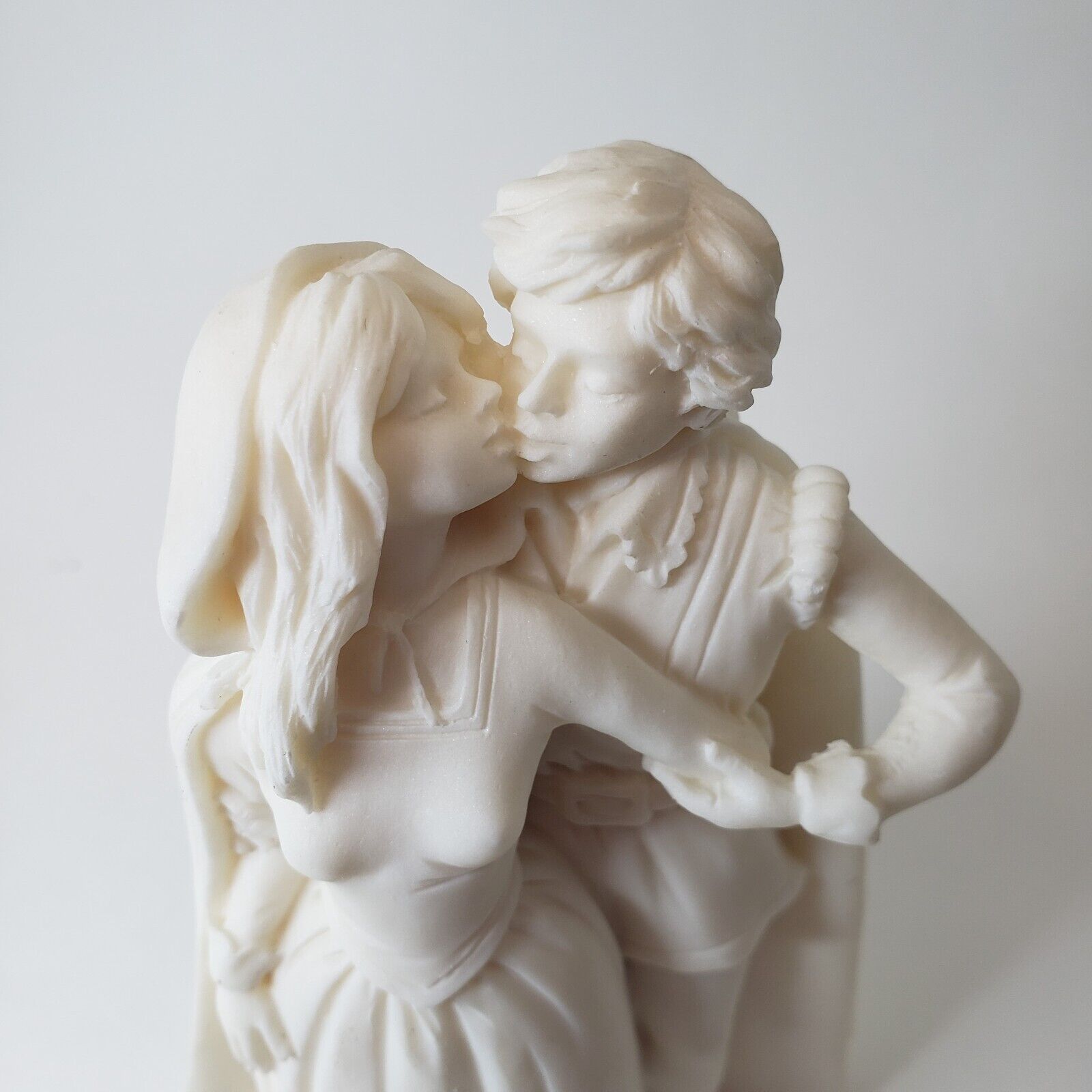 Italian Figurine-2 lovers Romeo & Juliet ~ Artists Mark ~ Romantic