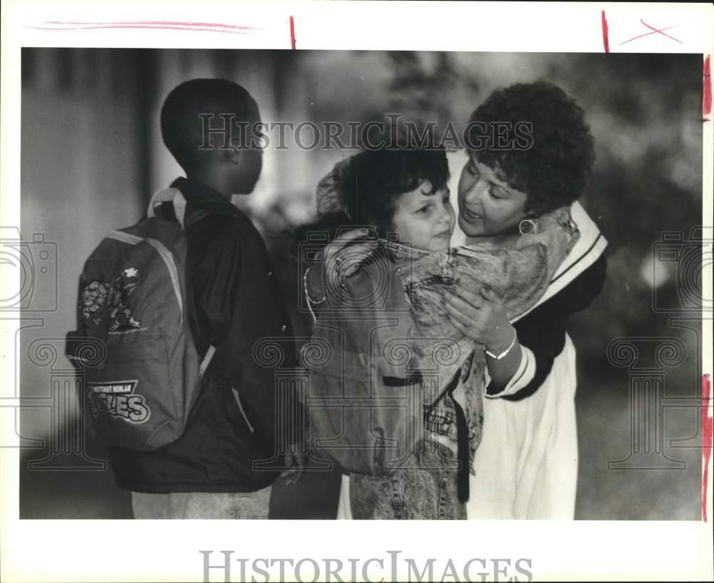 1991 Press Photo Miller Wall School principal Laura Toups hugs students 1991 Press Photo Miller Wall School principal Laura Toups hugs students