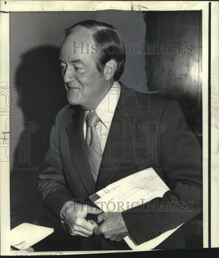 1972 Press Photo Senator Hubert H. Humphrey Holding Papers - noo32220 1972 Press Photo Senator Hubert H. Humphrey Holding Papers - noo32220