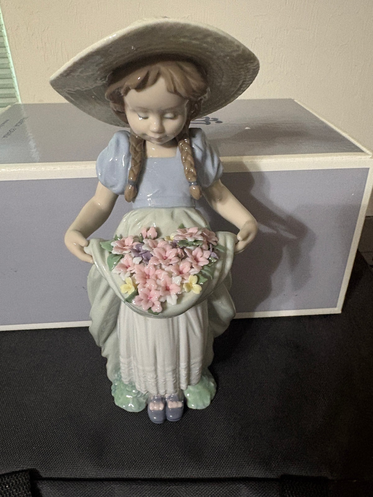 LLADRO BOUNTIFUL BLOSSOMS #6756 Retired/ New in original box. LLADRO BOUNTIFUL BLOSSOMS #6756 Retired/ New in original box.