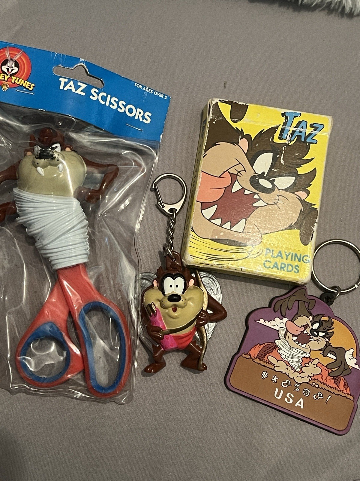 Vintage 1996 Looney Tunes TAZ Collector Lot - Sealed Scissors, 2 Keychains,Cards Vintage 1996 Looney Tunes TAZ Collector Lot - Sealed Scissors, 2 Keychains,Cards