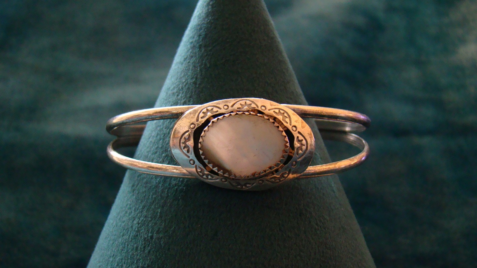 Vintage Native American Handmade Ladies Mother of Pearl Shadow Box Cuff Bracelet Vintage Native American Handmade Ladies Mother of Pearl Shadow Box Cuff Bracelet