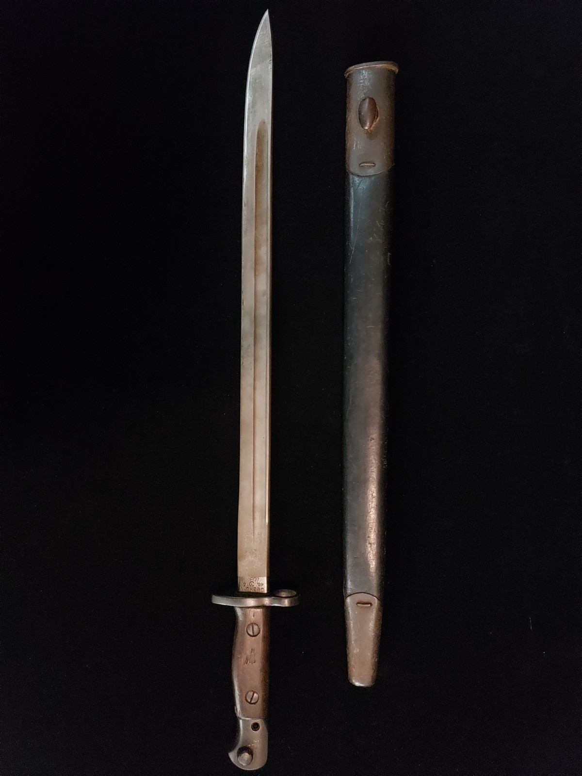 493833 - WW1 Vickers MFG. P1907 303 Bayonet W/ Orig. Scabbard 493833 - WW1 Vickers MFG. P1907 303 Bayonet W/ Orig. Scabbard
