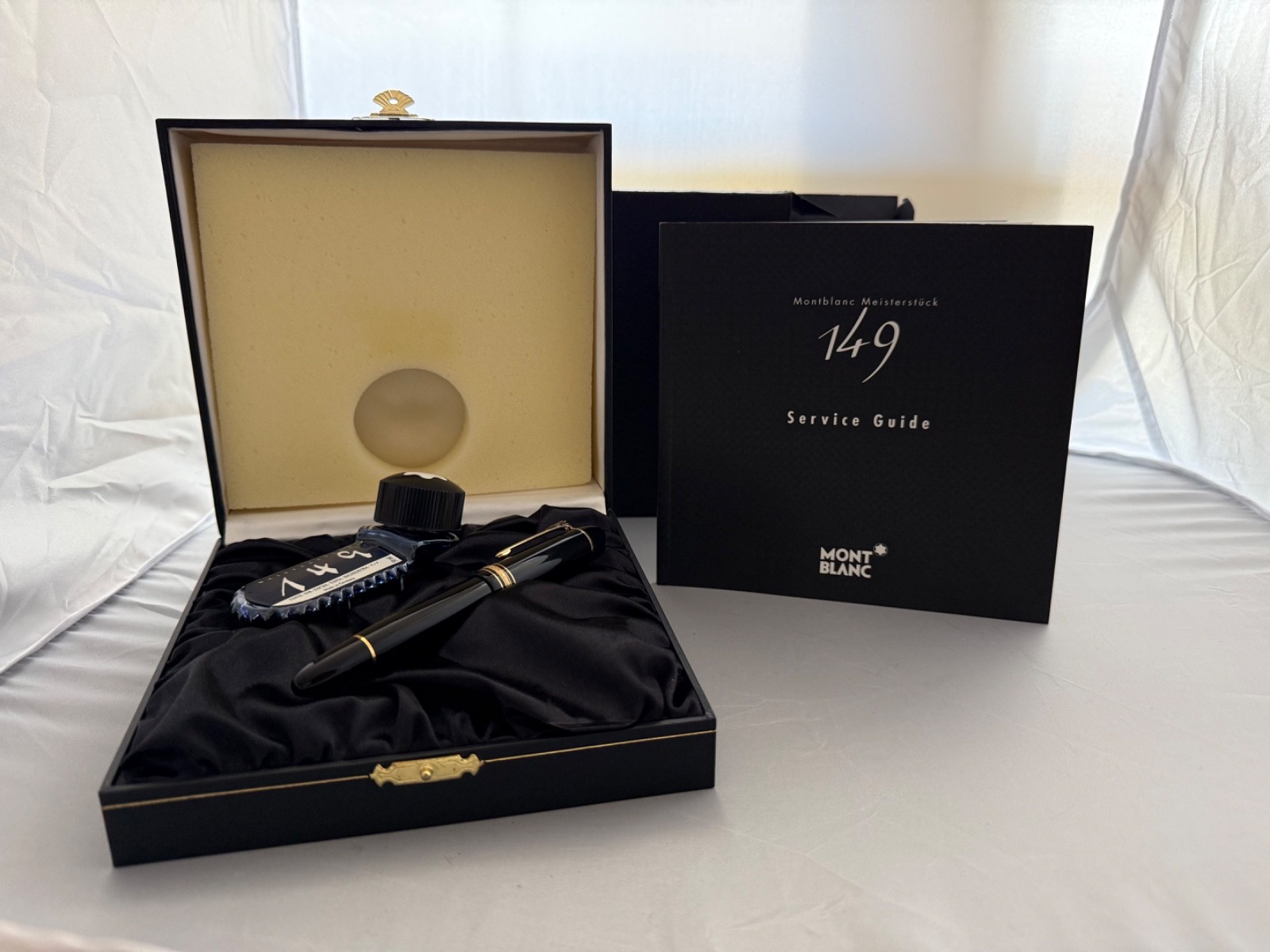 Montblanc Meisterstück 149 18K medium nib with ink bottle NOS (Never inked) Montblanc Meisterstück 149 18K medium nib with ink bottle NOS (Never inked)