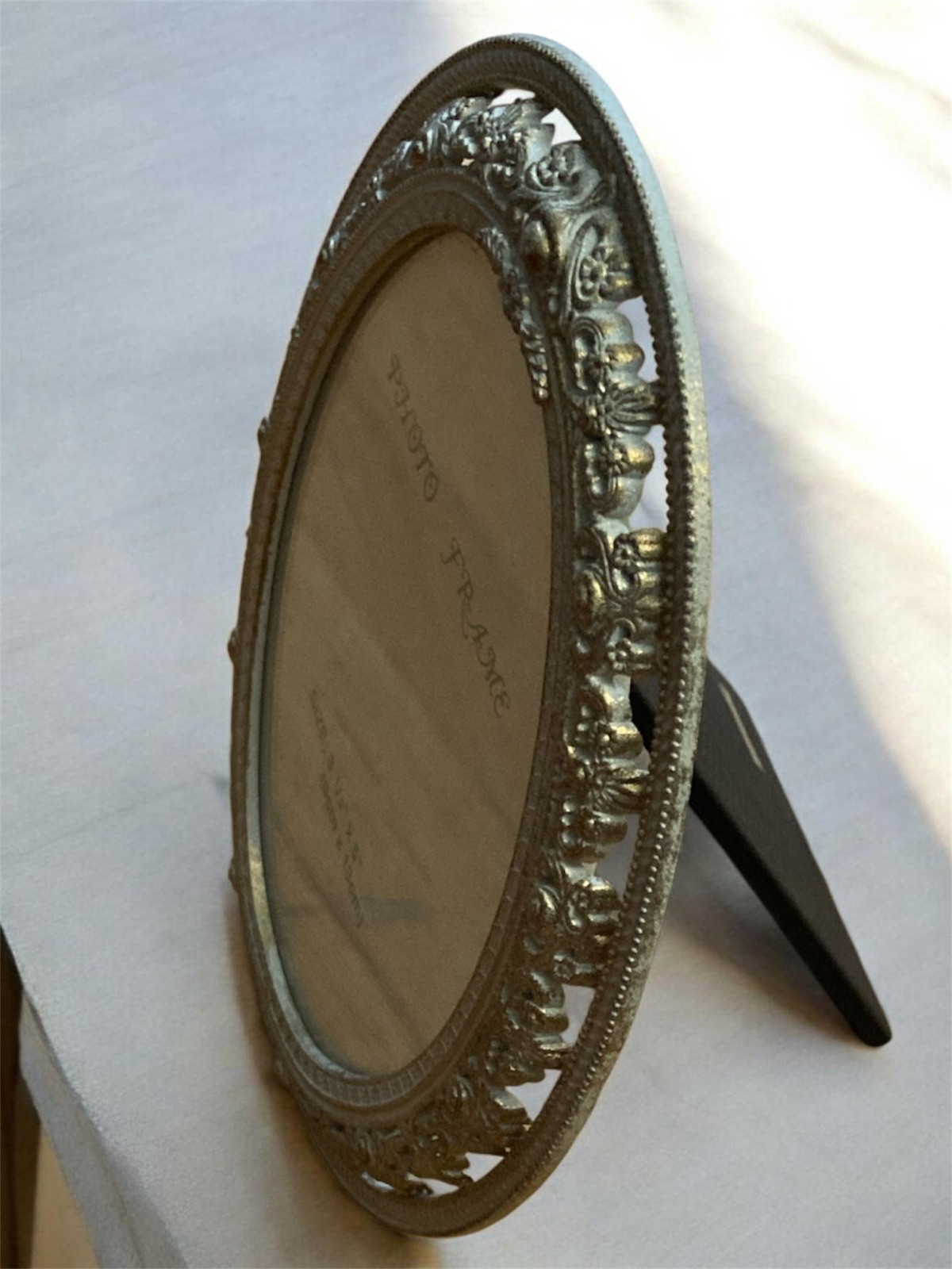 Vintage Ornate Oval Filigree Victorian Picture Frame Gold 3.5x5" Easel Back Vintage Ornate Oval Filigree Victorian Picture Frame Gold 3.5x5" Easel Back