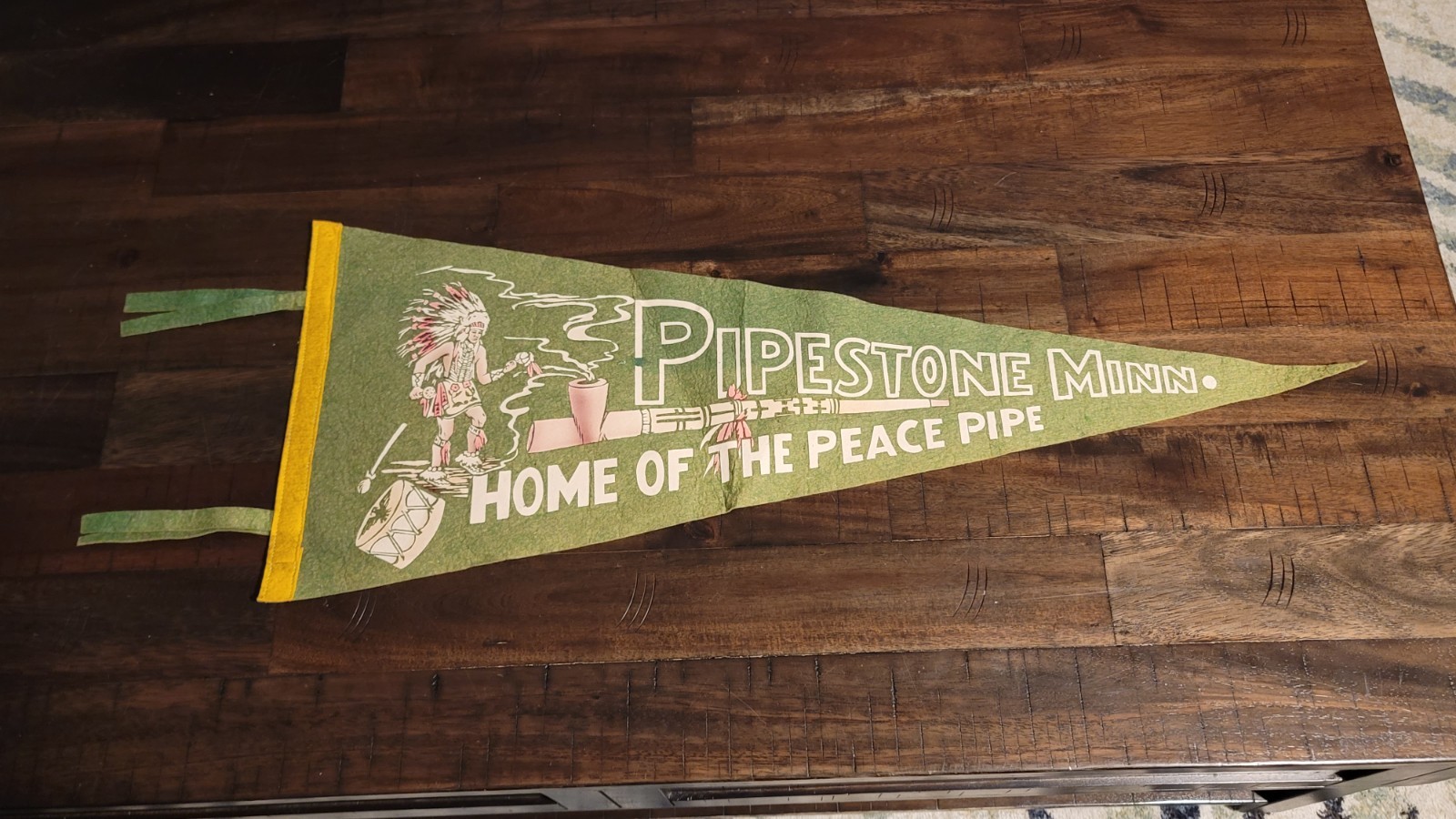 UNIQUE VINTAGE PIPESTONE MINNESOTA FELT PENNANT - GOOD COND - GREAT GRAPHICS UNIQUE VINTAGE PIPESTONE MINNESOTA FELT PENNANT - GOOD COND - GREAT GRAPHICS