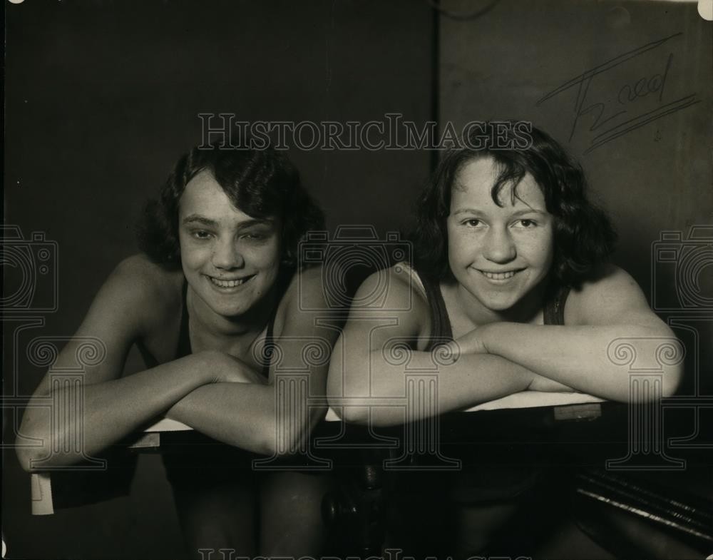 1923 Press Photo Swimmers Laura Adams and Olive Boyle at a pool - net10145