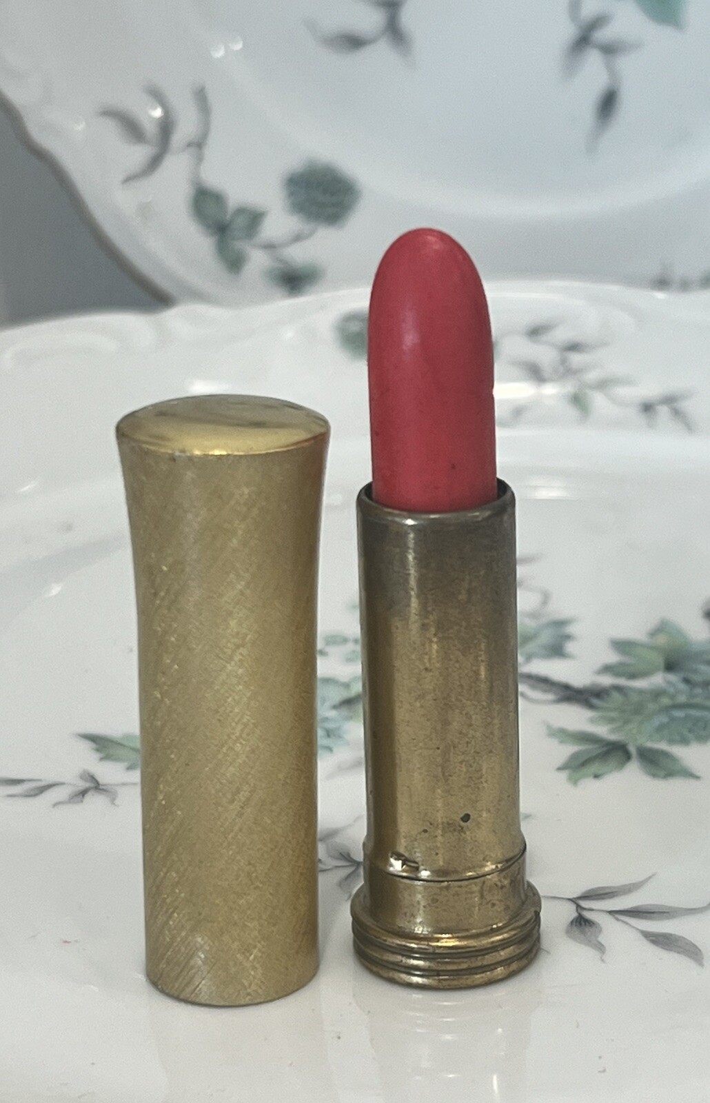 VINTAGE R.H. COSMETICS N.Y. COLLECTIBLE GOLD METAL TUBE LIPSTICK BERRY NEW VINTAGE R.H. COSMETICS N.Y. COLLECTIBLE GOLD METAL TUBE LIPSTICK BERRY NEW
