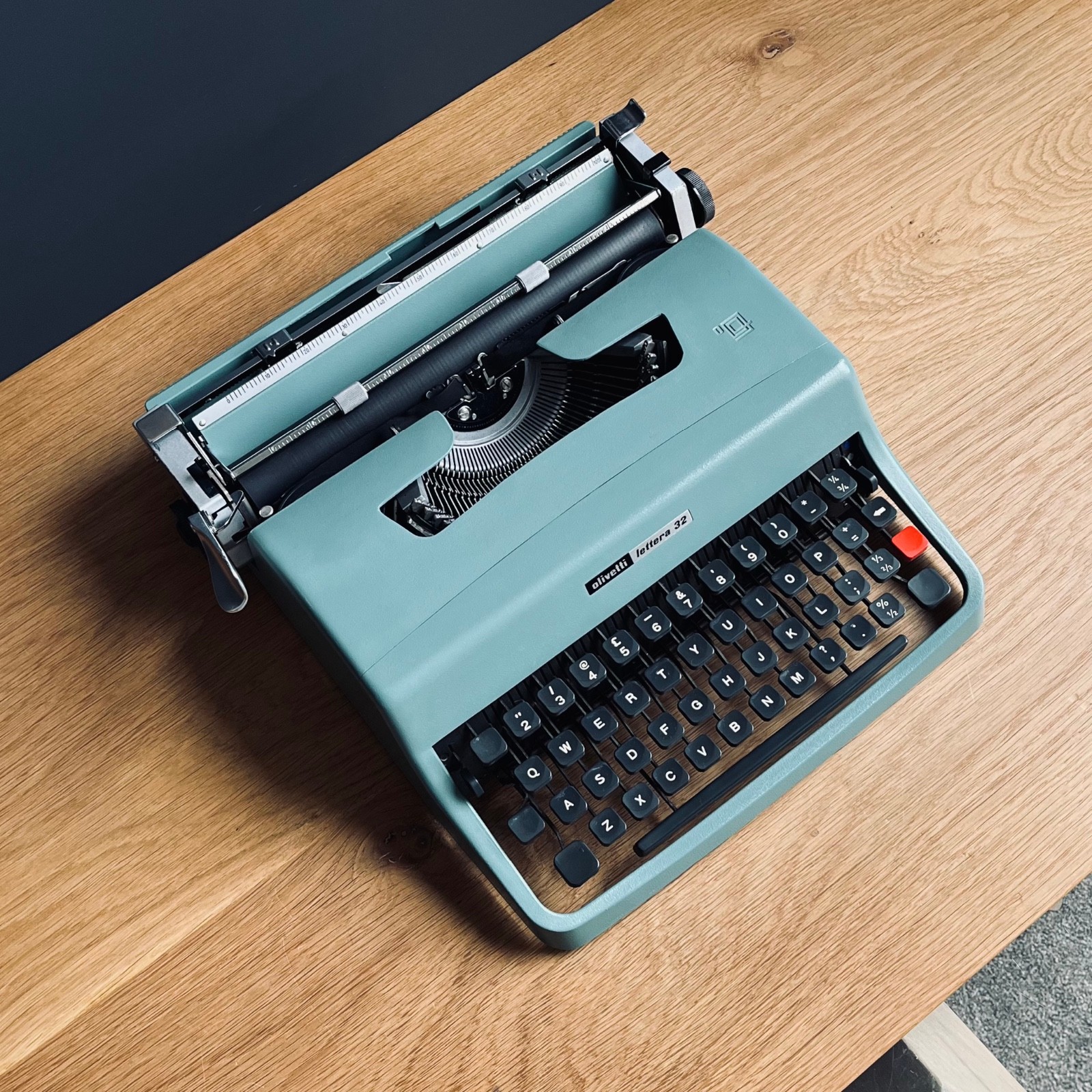 Vintage Italian Olivetti Lettera 32. Functional. Superb Cond. New ribbon.