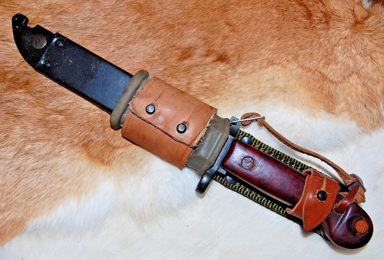 Vintage Romanian Rifle Knife Bayonet w/ Scabbard & Frog - Mint Unissued Vintage Romanian Rifle Knife Bayonet w/ Scabbard & Frog - Mint Unissued