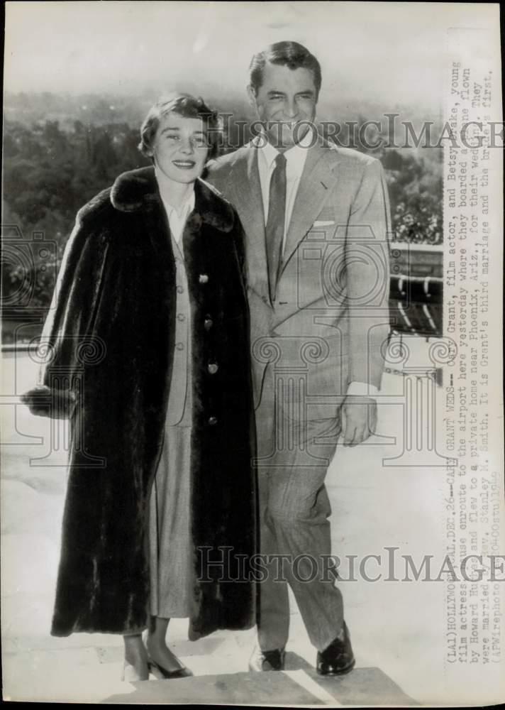 1949 Press Photo Cary Grant and Betsy Drake enroute to plane in Hollywood.