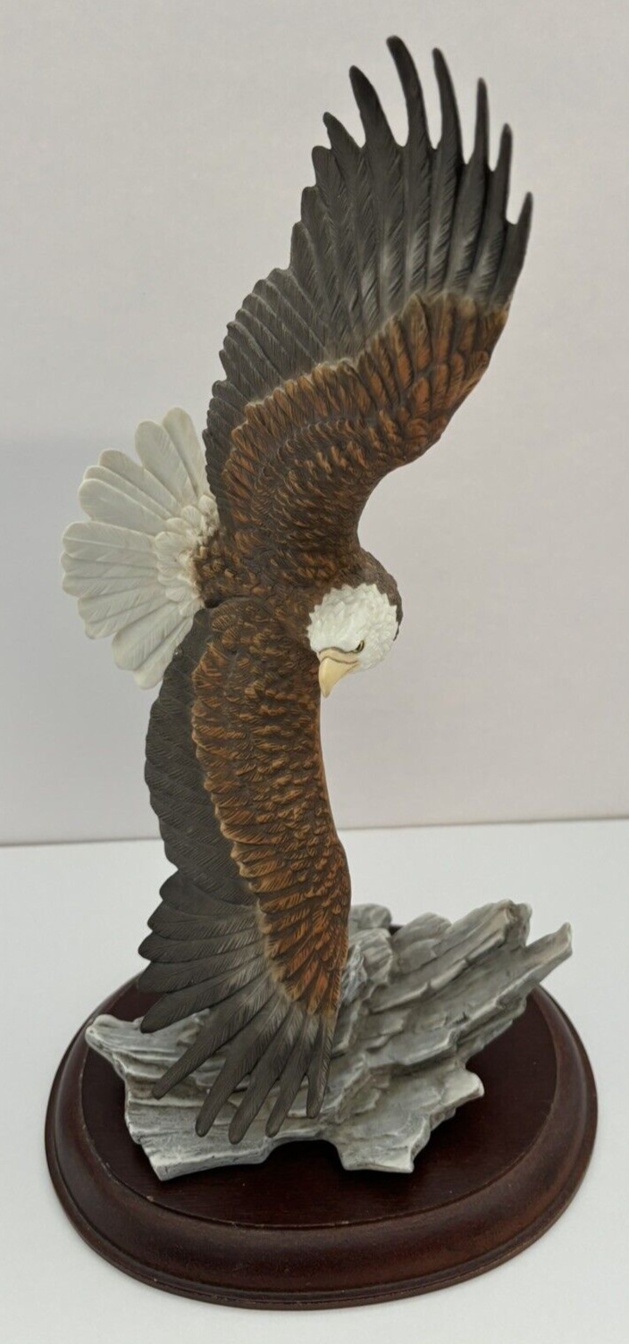 1993 HOMCO “Soaring Eagle” #31 Beautiful Classic Porcelain Signed Mizuno w/Stand