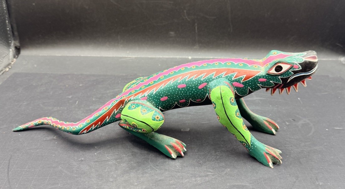 Large Oaxacan Lizard Mexican Alebrije Hand Carved & Painted Signed Large Oaxacan Lizard Mexican Alebrije Hand Carved & Painted Signed