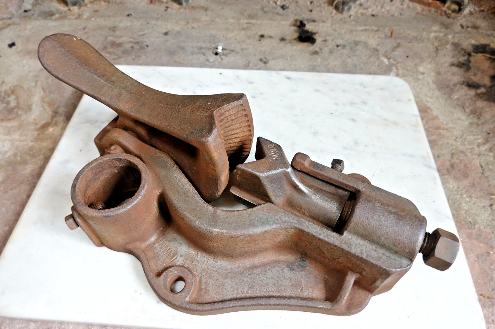 Antique WELL PIPE PULLER, PIPE DOG, JACK "MW1-MW2" Plumber Antique WELL PIPE PULLER, PIPE DOG, JACK "MW1-MW2" Plumber