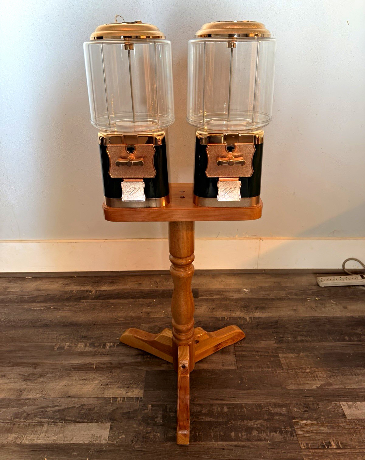 1997 VendWorx Dual Gumball Candy Machine NOS Vintage Green Gold Stand Key 1997 VendWorx Dual Gumball Candy Machine NOS Vintage Green Gold Stand Key