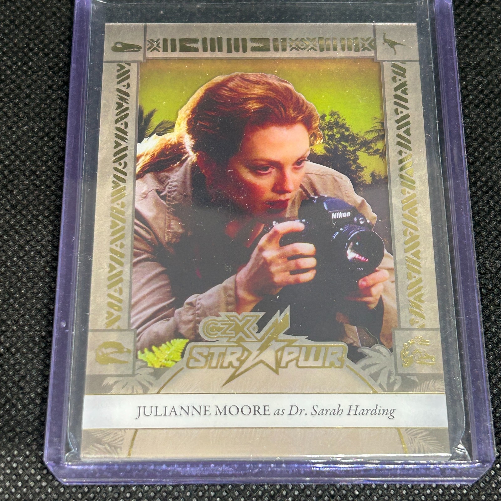 2026 JURASSIC PARK CRYPTOZOIC CZX STR PWR INSERT JULIANNE MOORE AS SARAH HARDING 2026 JURASSIC PARK CRYPTOZOIC CZX STR PWR INSERT JULIANNE MOORE AS SARAH HARDING