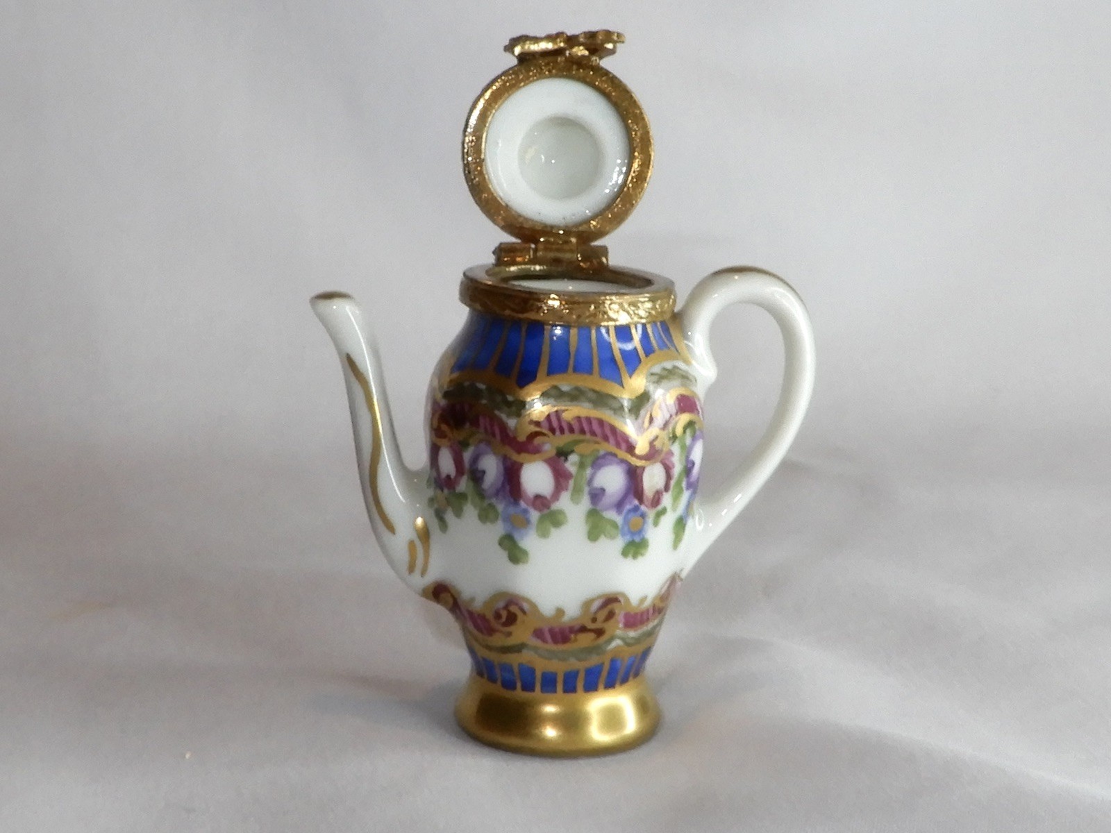Vintage Limoges France Peint Main Porcelain Teapot Trinket Box - Eximious Vintage Limoges France Peint Main Porcelain Teapot Trinket Box - Eximious