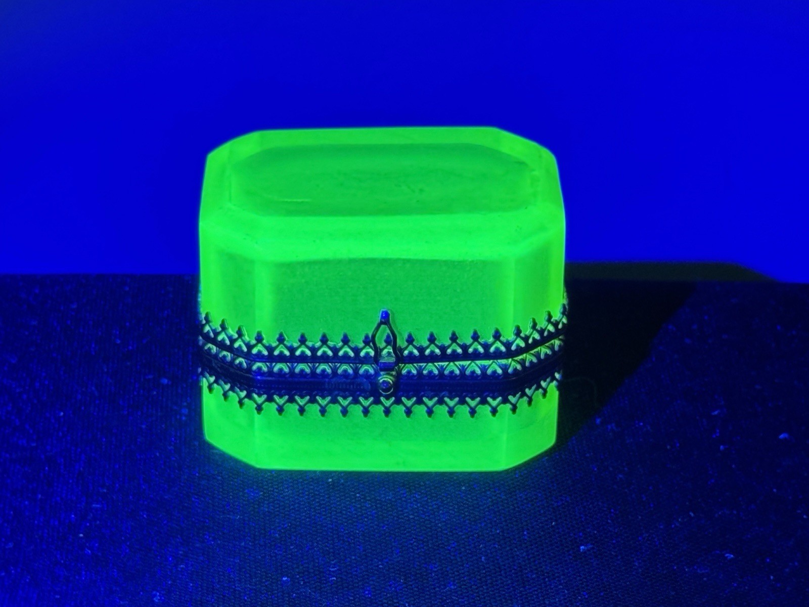 Uranium vaseline jewelry Box Or Trinket Box