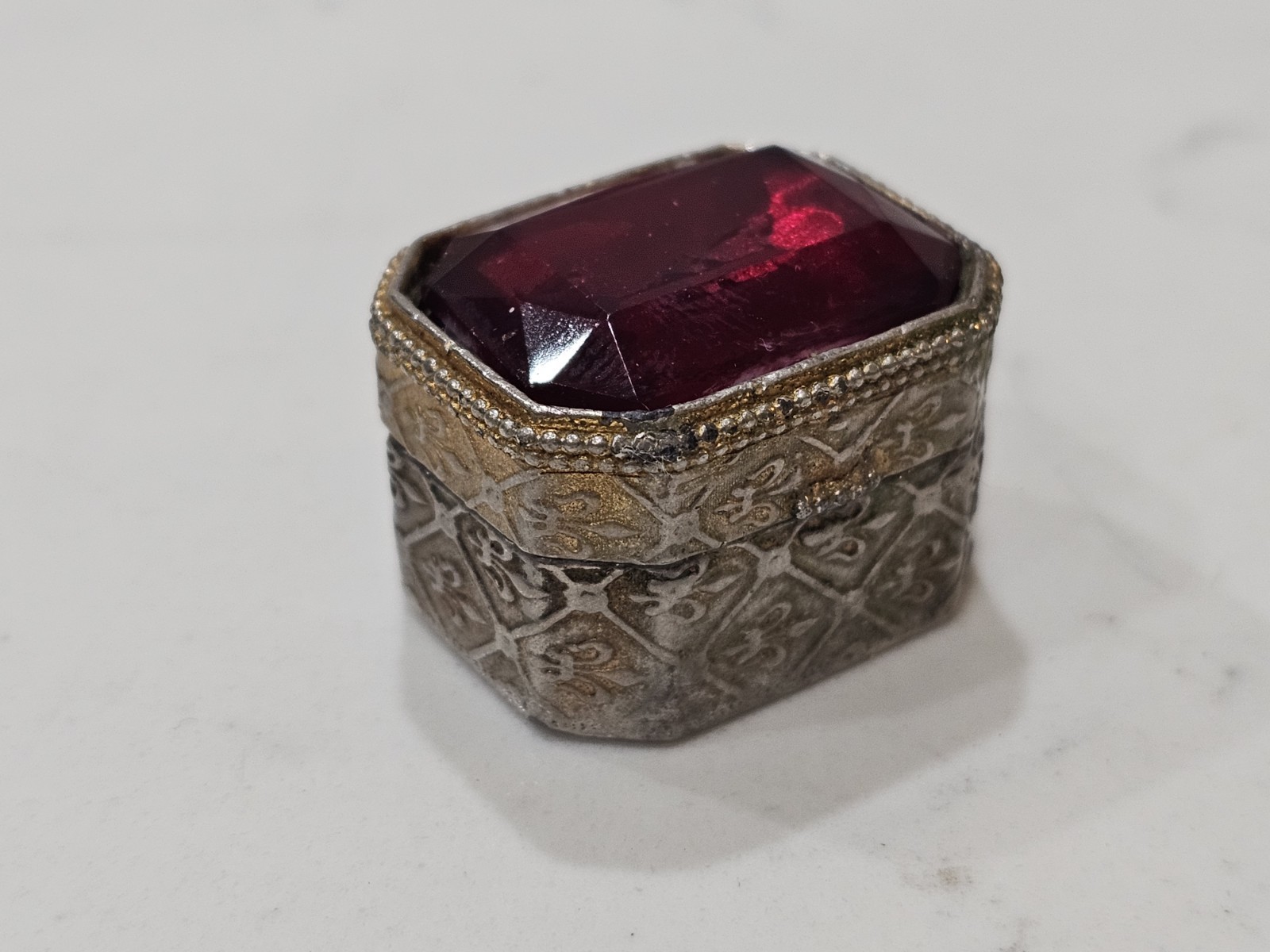 Vintage Miniature Florenza Silver Tone Red Ruby Stone Pill Trinket Box - 1"x1" Vintage Miniature Florenza Silver Tone Red Ruby Stone Pill Trinket Box - 1"x1"