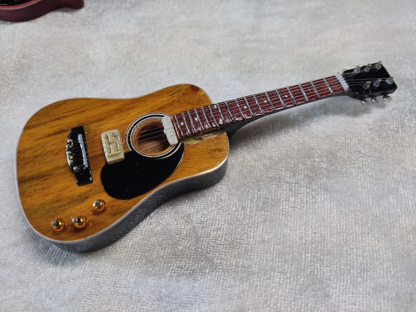 KURT COBAIN 1:6 MINIATURE 15cm REPLICA 6" DOLL FIGURE ACOUSTIC GUITAR DISPLAY KURT COBAIN 1:6 MINIATURE 15cm REPLICA 6" DOLL FIGURE ACOUSTIC GUITAR DISPLAY