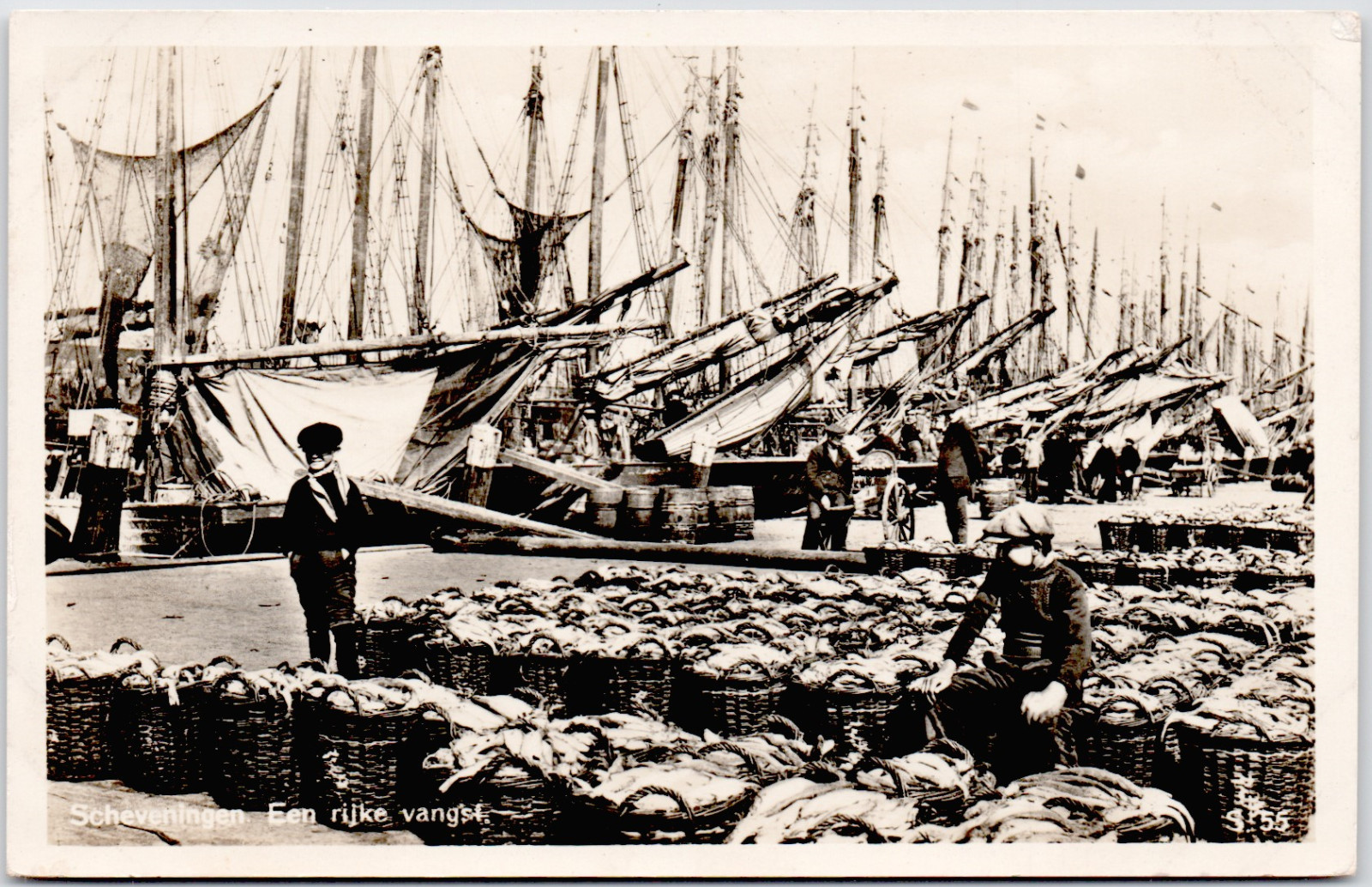 Netherlands Zuid-Holland Scheveningen Vissershaven Rijke Vangst RPPC 1915