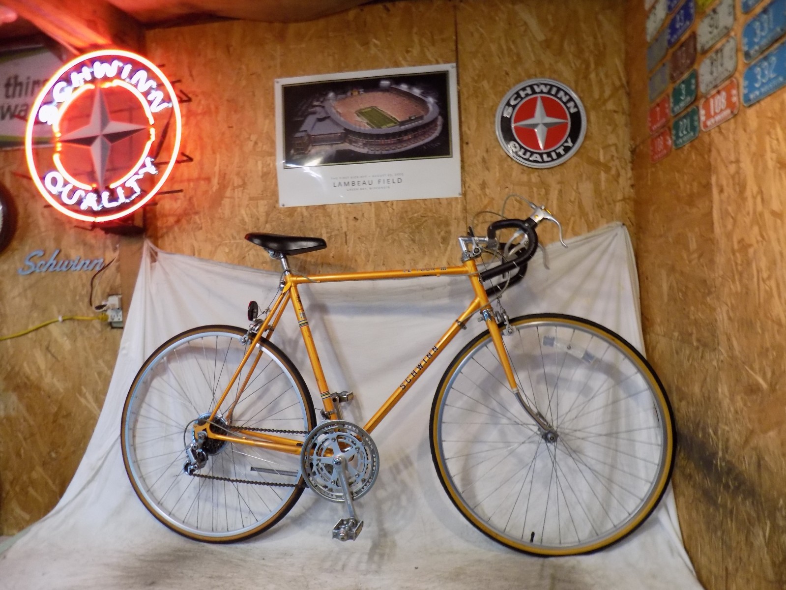 1977 SCHWINN LE TOUR III MENS 10-SPEED ROAD BIKE SUPER SPORT VOYAGEUR 12 VINTAGE 1977 SCHWINN LE TOUR III MENS 10-SPEED ROAD BIKE SUPER SPORT VOYAGEUR 12 VINTAGE