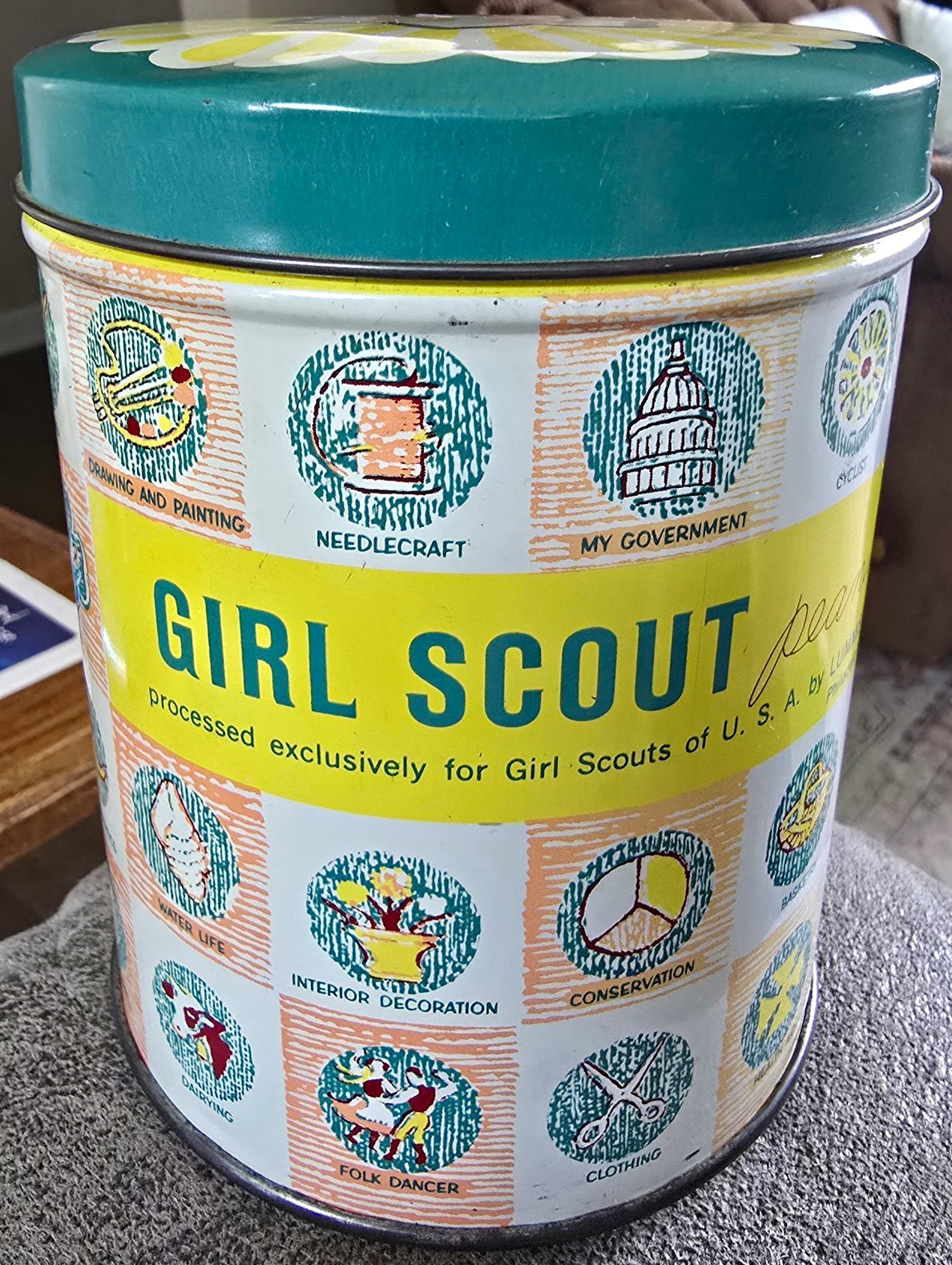 Vintage 1950s Girl Scout Peanut Crunch Tin Lummis Co Merit Badge Graphics GSUSA