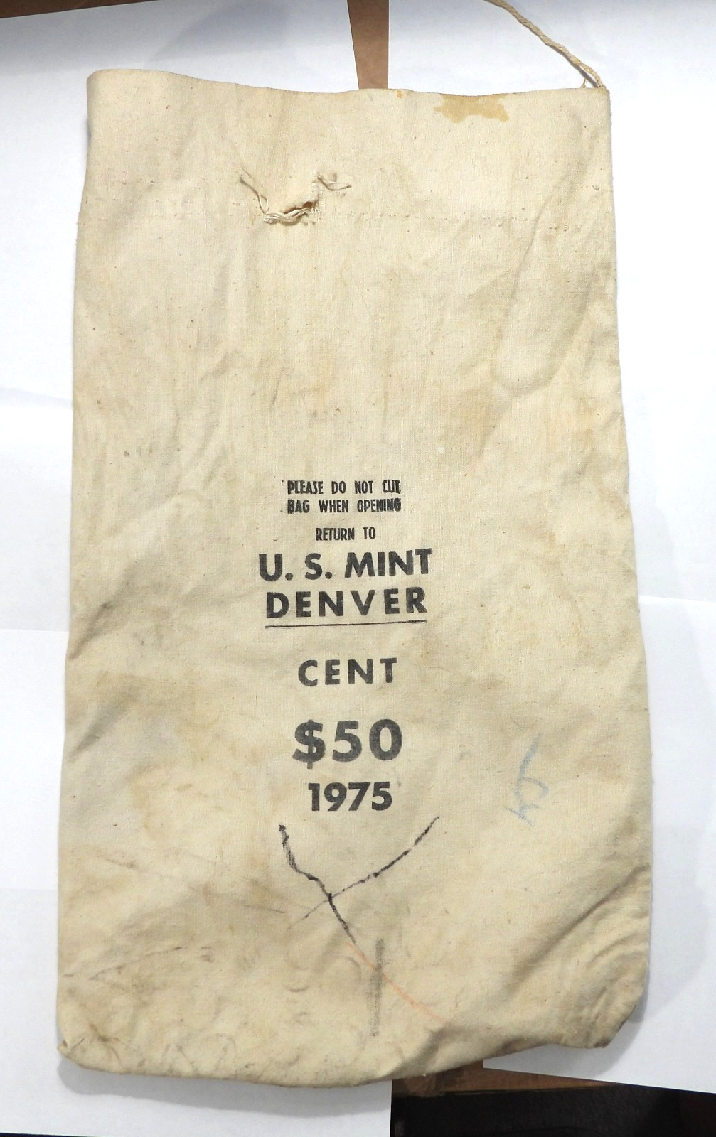 1975 $50 CENT CANVAS COIN BAG FROM THE U.S. MINT-DENVER/PHILADELPHIA 10.5"X17.5" 1975 $50 CENT CANVAS COIN BAG FROM THE U.S. MINT-DENVER/PHILADELPHIA 10.5"X17.5"