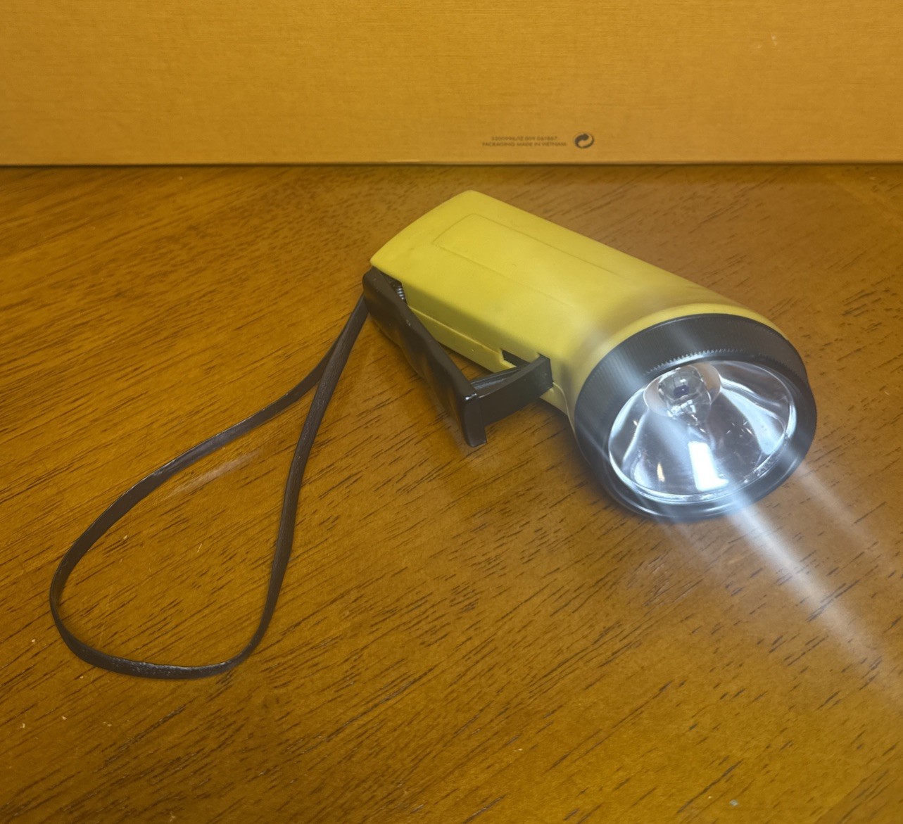 U.S.A & U.K. Designed Hand Crank Emergency Flashlight Dynamo Self Powered Tool