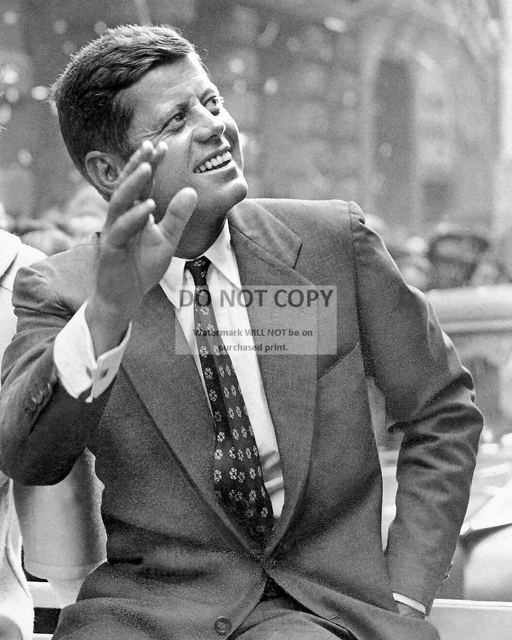 SENATOR JOHN F. KENNEDY CAMPAIGNING IN NYC OCTOBER, 1960 - 8X10 PHOTO (BT784)