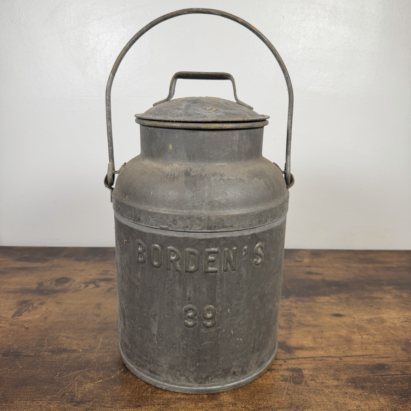 Vintage Borden’s Dairy Embossed 2.5 Gal. Milk Canister w/ Lid & Handle New York