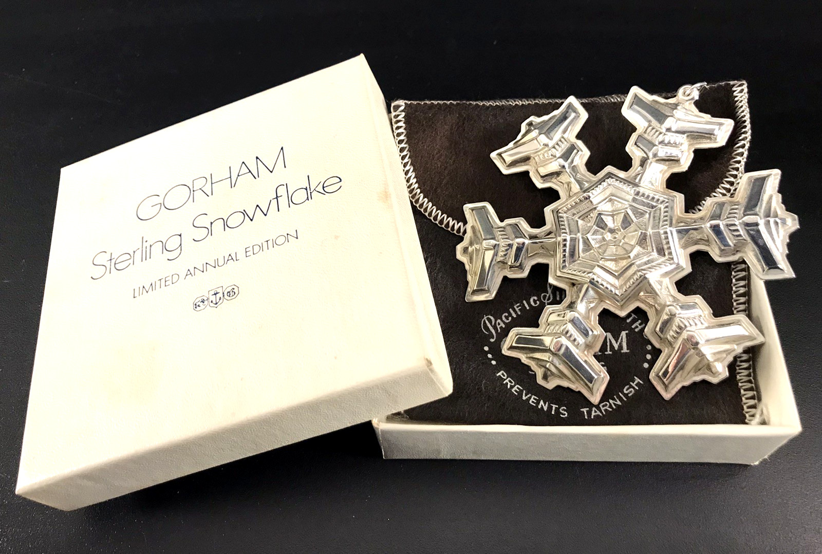 1977 GORHAM STERLING SILVER SNOWFLAKE ORNAMENT 8TH EDITION BOX POUCH 23G 1977 GORHAM STERLING SILVER SNOWFLAKE ORNAMENT 8TH EDITION BOX POUCH 23G