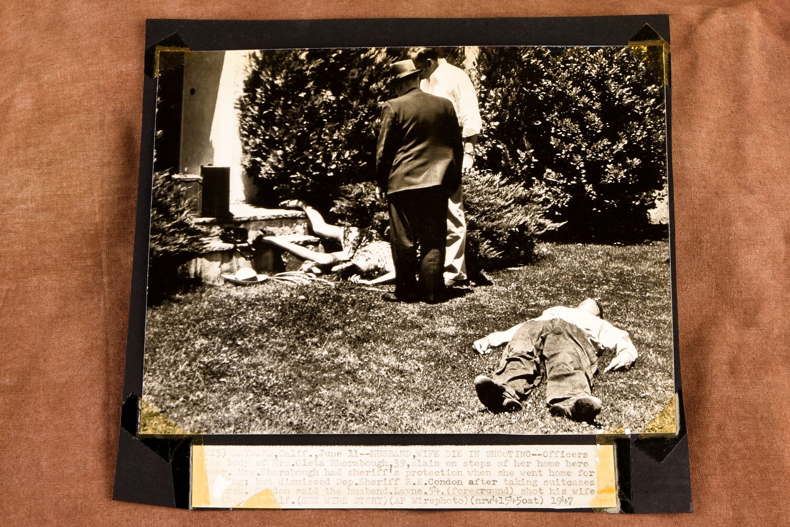 1947 AP Wire Photo Hayward California Murder Suicide Shooting Scene Dead V33 1947 AP Wire Photo Hayward California Murder Suicide Shooting Scene Dead V33