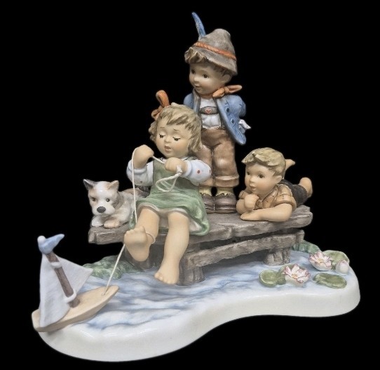 HUMMEL “SAILING LESSON” HUM 2290 MOMENTS IN TIME COLLECTION 2008 MINT NO BOX HUMMEL “SAILING LESSON” HUM 2290 MOMENTS IN TIME COLLECTION 2008 MINT NO BOX