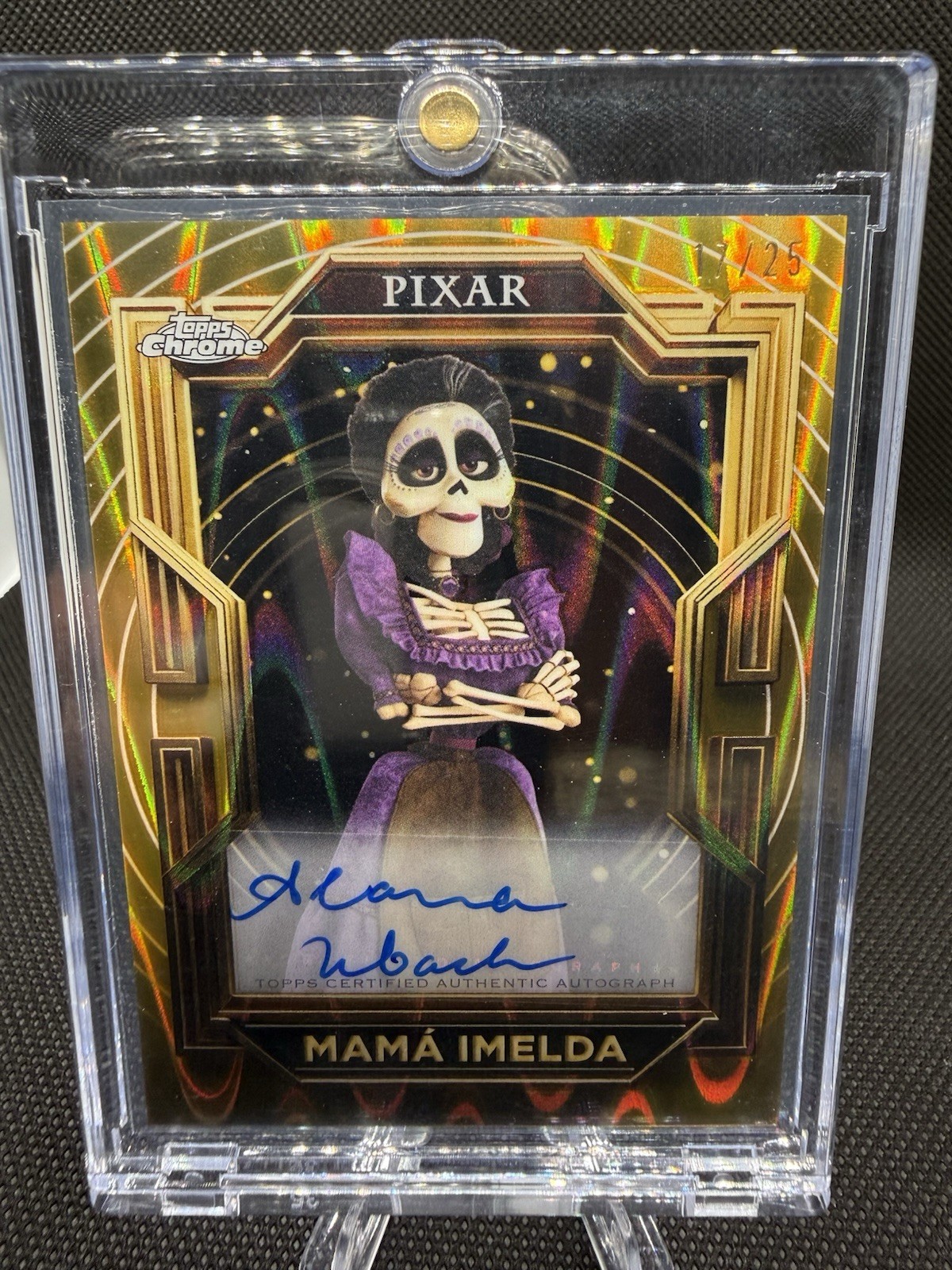 2025 TOPPS PIXAR GOLD MAMA IMELDA ALANNA UBACH AUTO RAYWAVE REFRACTOR /25