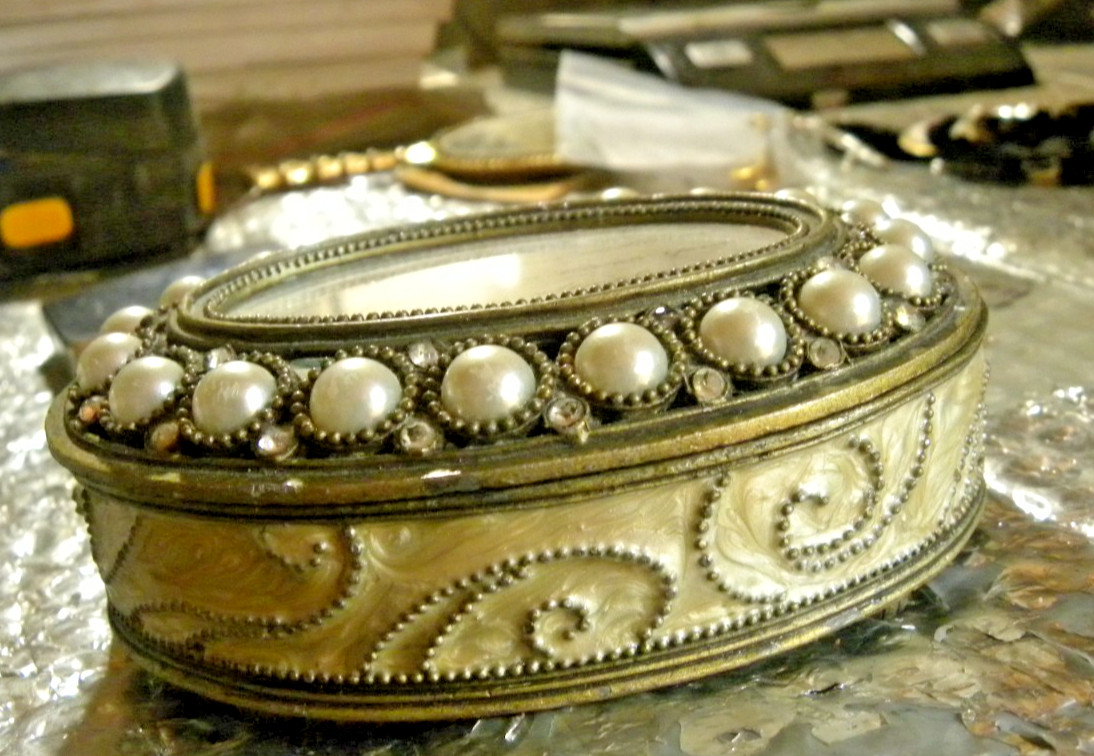 Vintage Enameled Metal Keepsake Box, Ornate Oval Victorian Style, Photo Insert. Vintage Enameled Metal Keepsake Box, Ornate Oval Victorian Style, Photo Insert.