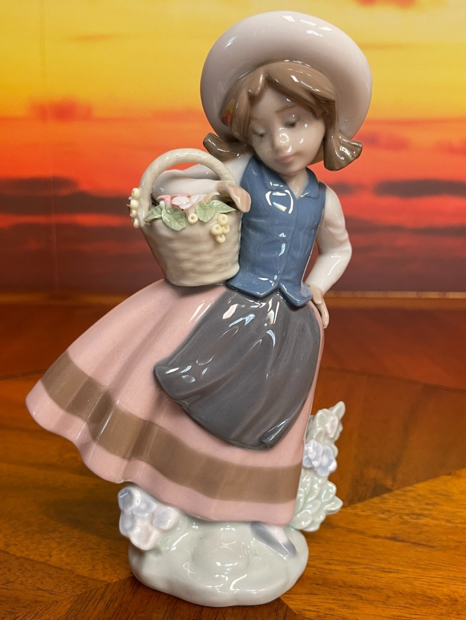 Vintage Signed LLADRO "Pretty Pickings" Girl w/ Flowers EXCELLENT CONDITION Vintage Signed LLADRO "Pretty Pickings" Girl w/ Flowers EXCELLENT CONDITION