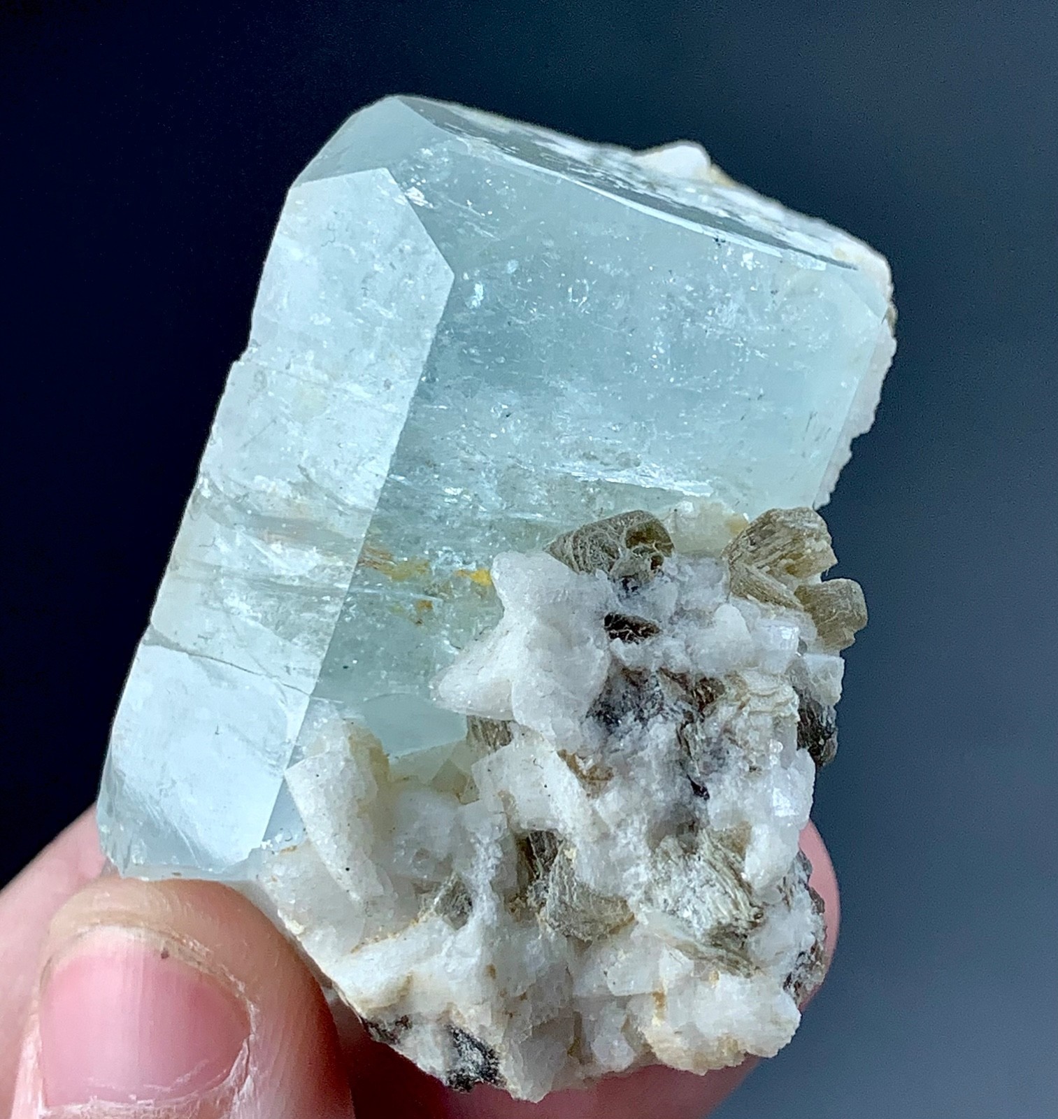 338 Carat Raw Natural Aquamarine Crystal specimen from Skardu, Pakistan 338 Carat Raw Natural Aquamarine Crystal specimen from Skardu, Pakistan