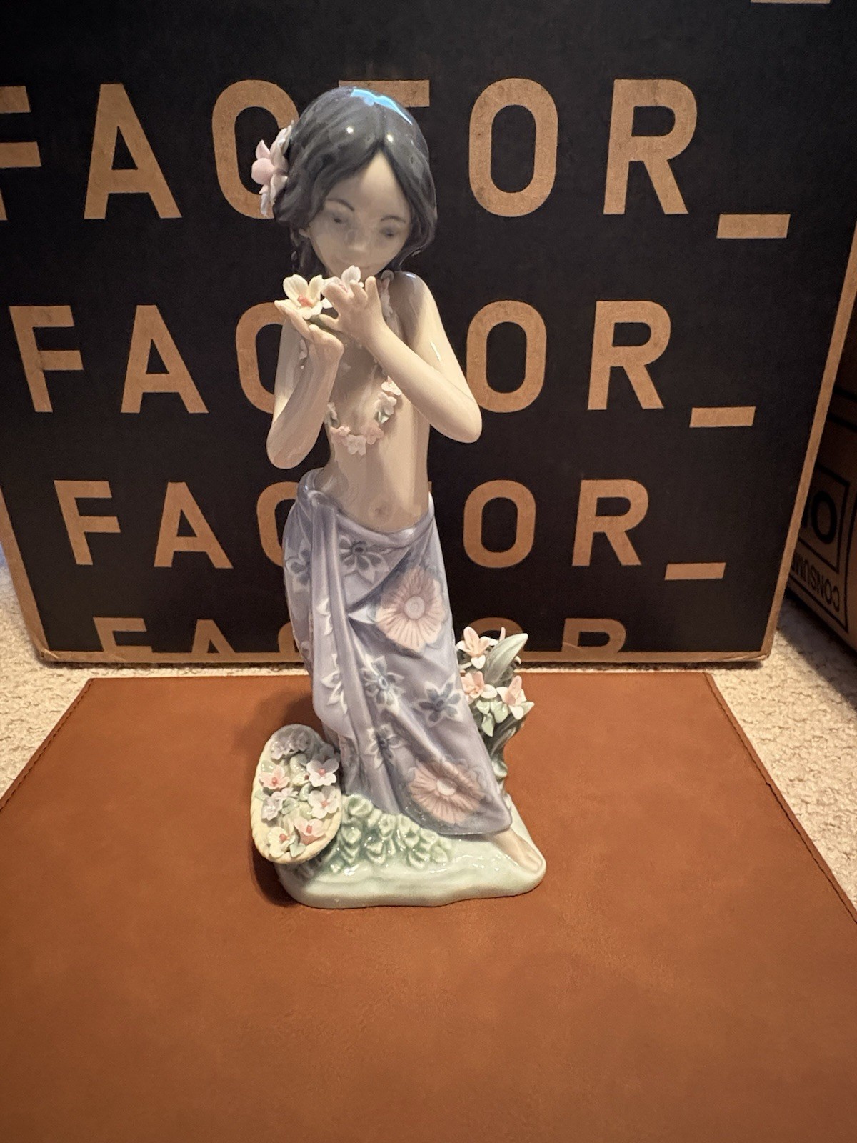 VINTAGE LLADRO AROMA OF THE ISLANDS Glossy Porcelain  #1480 9"H, SPAIN No Box