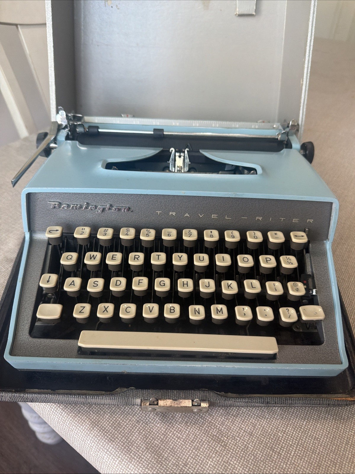 1963 Remington Travel-Riter Manual Portable Typewriter w Case Robin Egg Blue 1963 Remington Travel-Riter Manual Portable Typewriter w Case Robin Egg Blue
