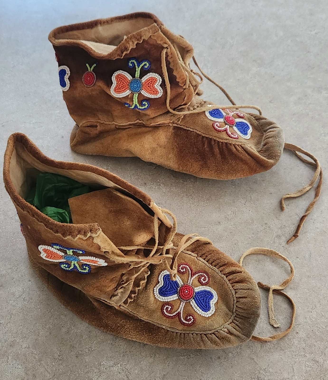 BEAUTIFUL VINTAGE NATIVE AMERICAN INDIGENOUS MOCCASINS BOOTS MUKLUKS BEADED