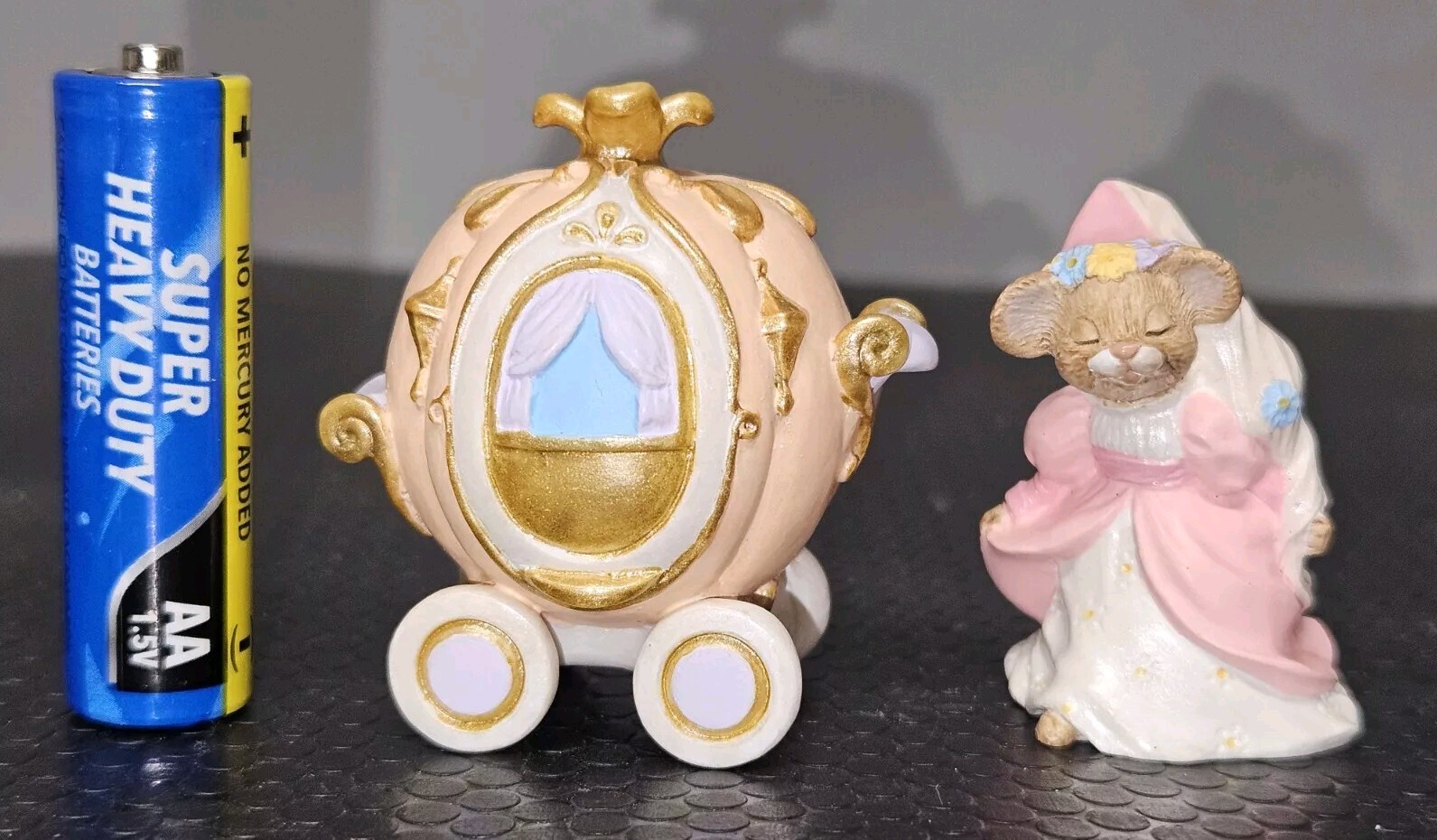 Vintage 1994 Hallmark Merry Miniatures Pricess And Carriage Vintage 1994 Hallmark Merry Miniatures Pricess And Carriage
