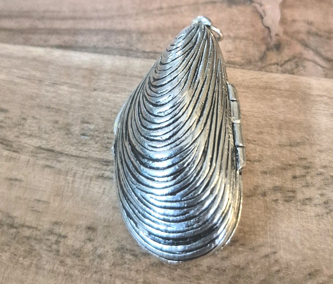 Vtg 1974 Estee Lauder Aliage Mussel Shell Solid Perfume Locket Pendant Only Vtg 1974 Estee Lauder Aliage Mussel Shell Solid Perfume Locket Pendant Only