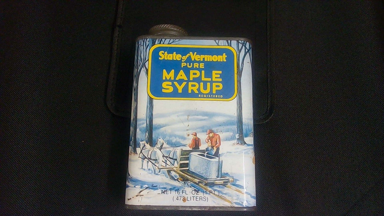 STATE OF VERMONT PURE MAPLE SYRUP 1 PINT TIN GREAT GRAPHICS SNOW HORSE WAGON