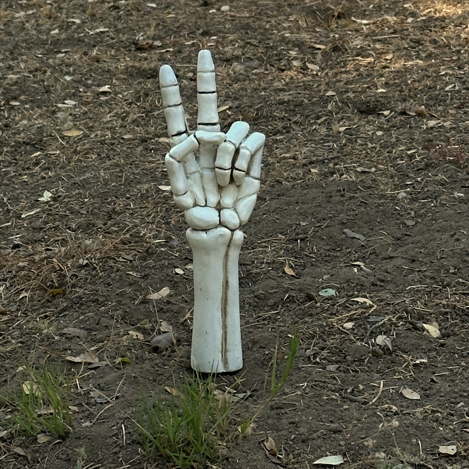 Halloween Peace Sign Skeleton Hand Lawn Stake Life-size Resin with Stakes Halloween Peace Sign Skeleton Hand Lawn Stake Life-size Resin with Stakes