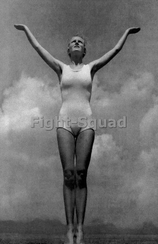 WW2 Picture Photo Deutscher Mädel League of German Girls with open arms 2602