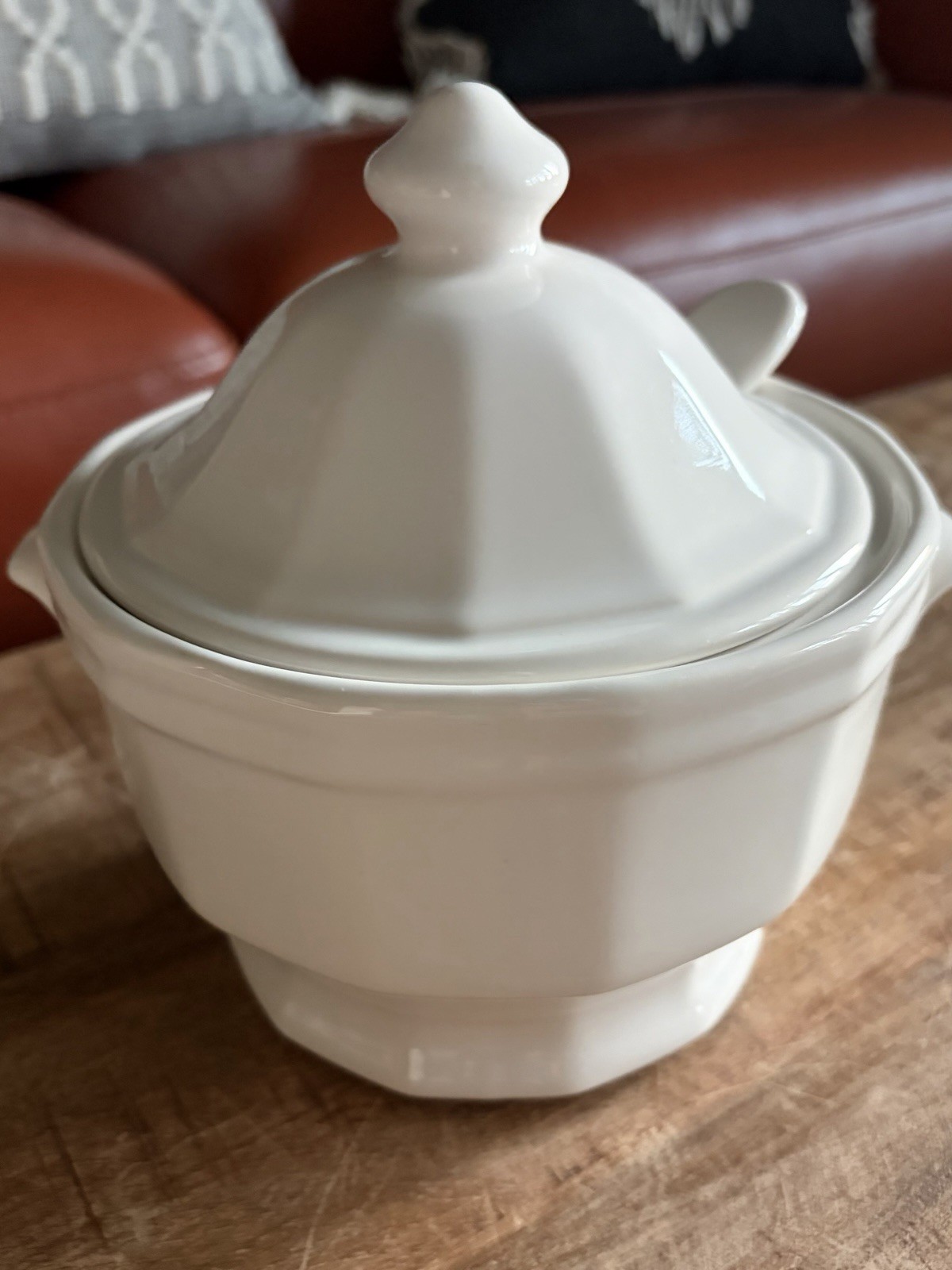 Rare Small Pfaltzgraff Heritage White 4 Cup Soup Tureen w/ Lid & Ladle 7" x 6.5" Rare Small Pfaltzgraff Heritage White 4 Cup Soup Tureen w/ Lid & Ladle 7" x 6.5"