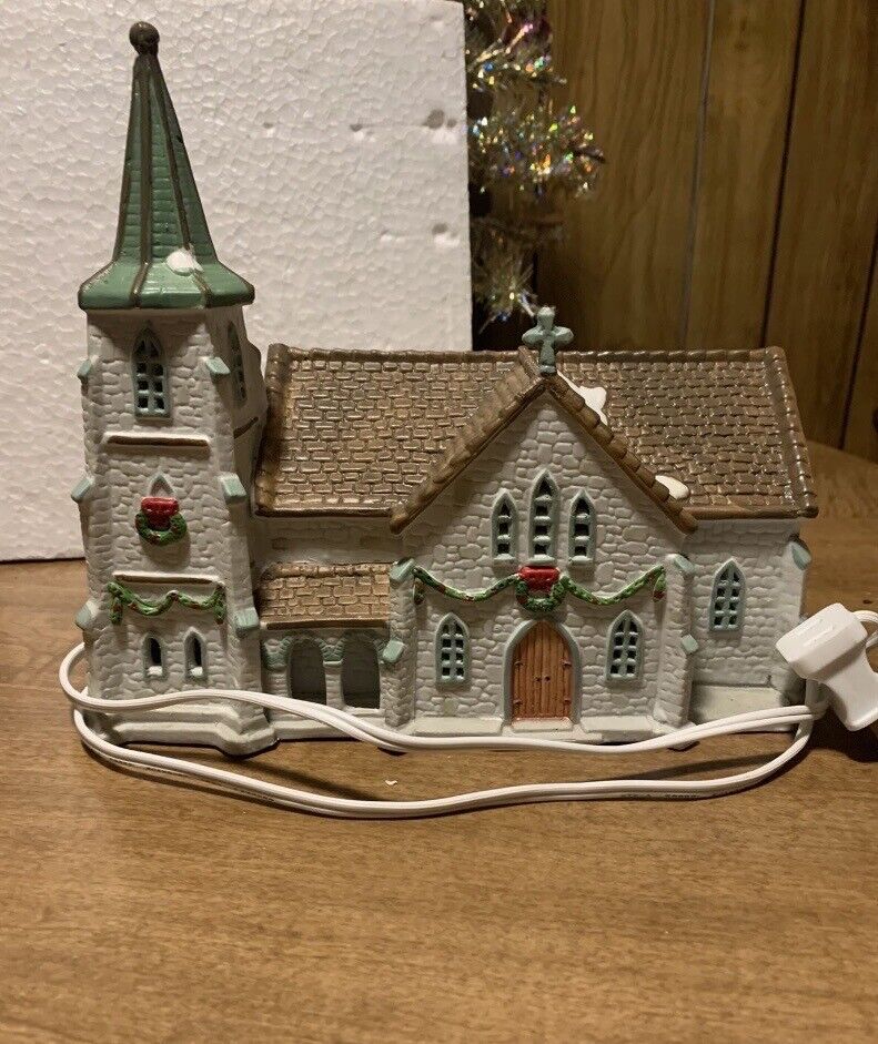1992 Lemax DICKENSVALE ST MICHAELS CHURCH 25047 With Box & Light Cord Porcelain