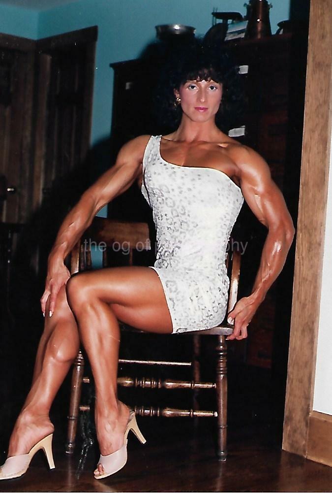 FEMALE BODYBUILDER 80's 90's FOUND PHOTO Color SHE'S QUITE FIT  EN 21 49 I