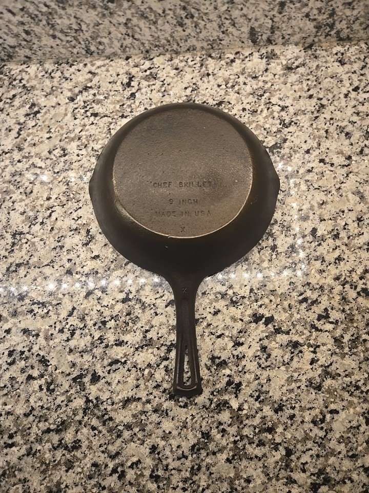 Wagner Unmarked 9 inch Chefs Skillet Made in USA with Thumb Rest Wagner Unmarked 9 inch Chefs Skillet Made in USA with Thumb Rest